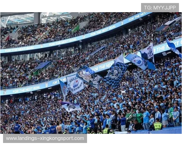 大连英博中场接应手非常活跃，使局面更加开放