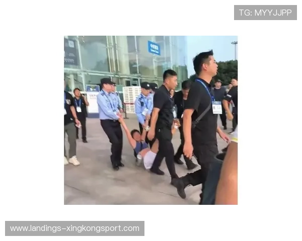 疯狂身体对抗后两人被同时抬出场